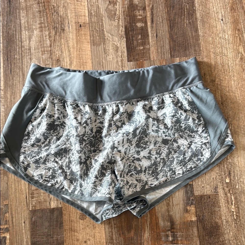 Women’s Under Armour  Gray Patterned Athletic Shorts size M